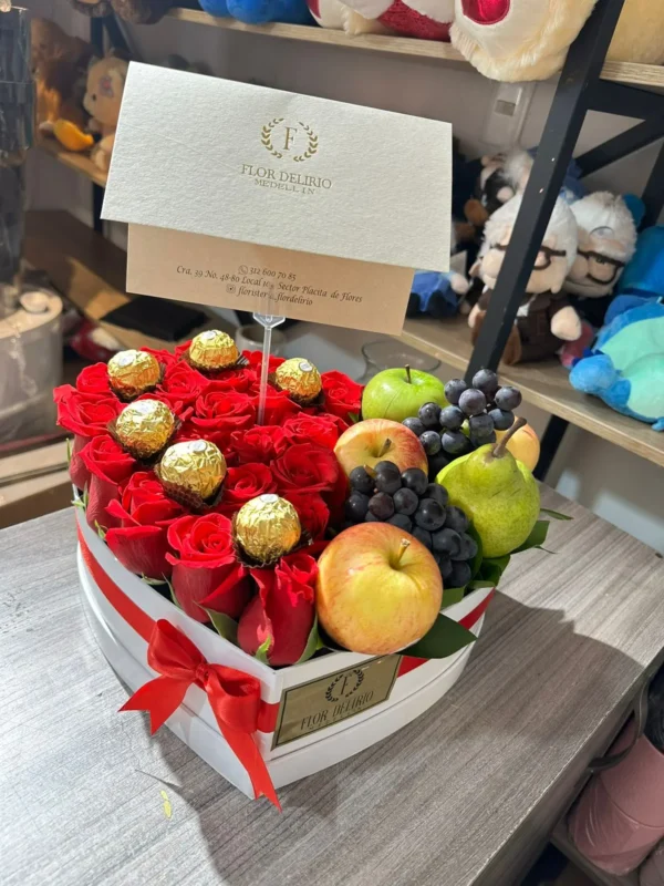 Caja corazon con rosas, chocolates Ferrero Rocher y frutas