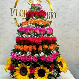 Arreglo floral en rosas surtidas y girasoles