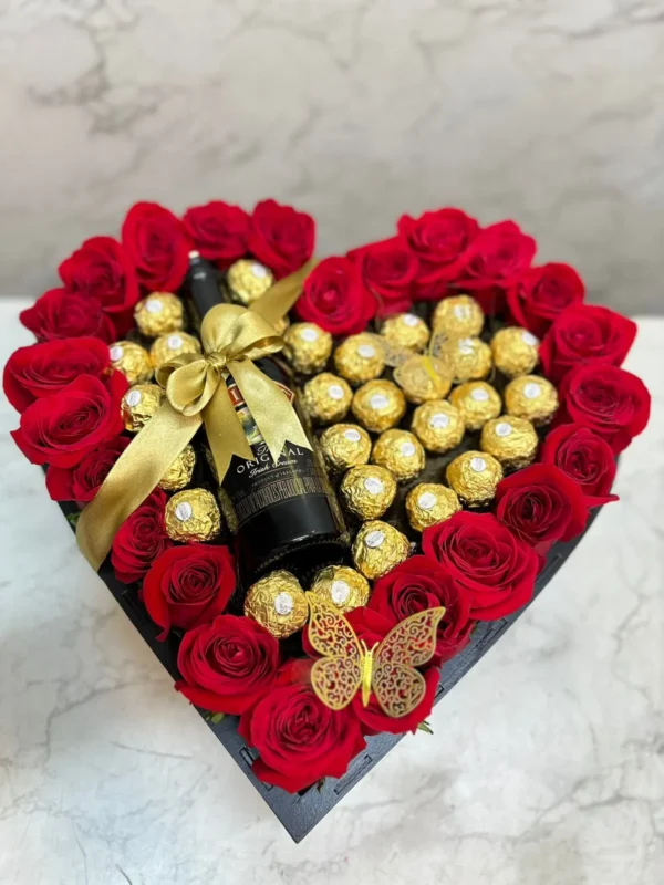 Caja corazon de rosas con chocolates Ferrero Rocher y botella de Bailey's