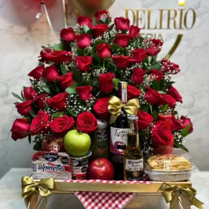 Desayuno sorpresa con rosas, globos con helio, cerveza corona y botella de vino gato negro