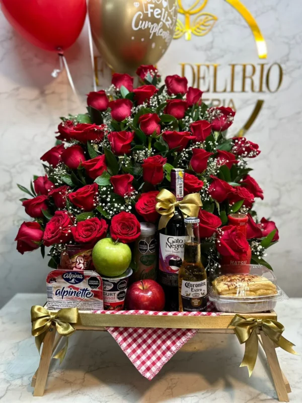 Desayuno sorpresa con rosas, globos con helio, cerveza corona y botella de vino gato negro