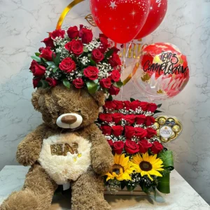 Arreglo floral con rosas, girasoles, caja corazon Ferrero Rocher, globos con helio y peluche