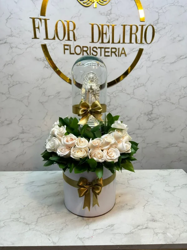 Cilindro con rosas blancas y virgen en marmolina