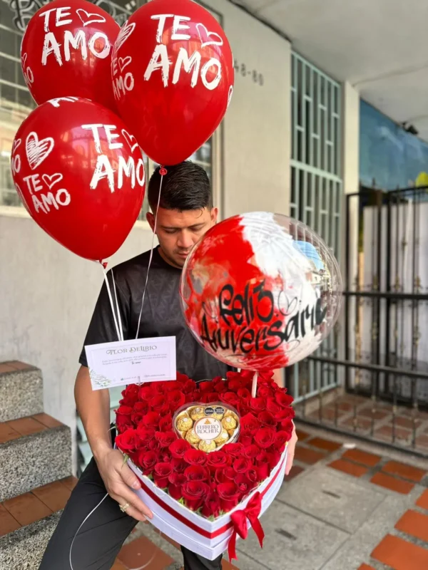 Caja corazon con rosas, caja corazon Ferrero Rocher y globos con helio