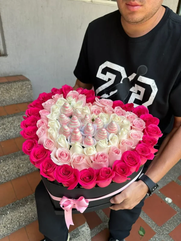 Caja corazon con rosas y fresas con chocolate